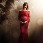 Werdende Mama stehend im roten Kleid