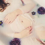 Babybauchfoto in der Badewanne