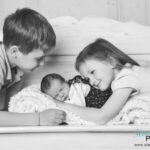 Kinder kuscheln mit kleiner Schwester