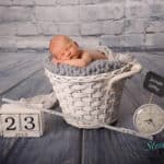 Baby schlafend in einem Korb