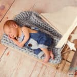 Baby schlafend auf einem Floß