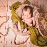 Baby in einer Hutschachtel