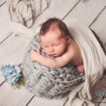 schlafendes Baby im Korb