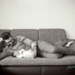 Baby mit Papa auf dem Sofa