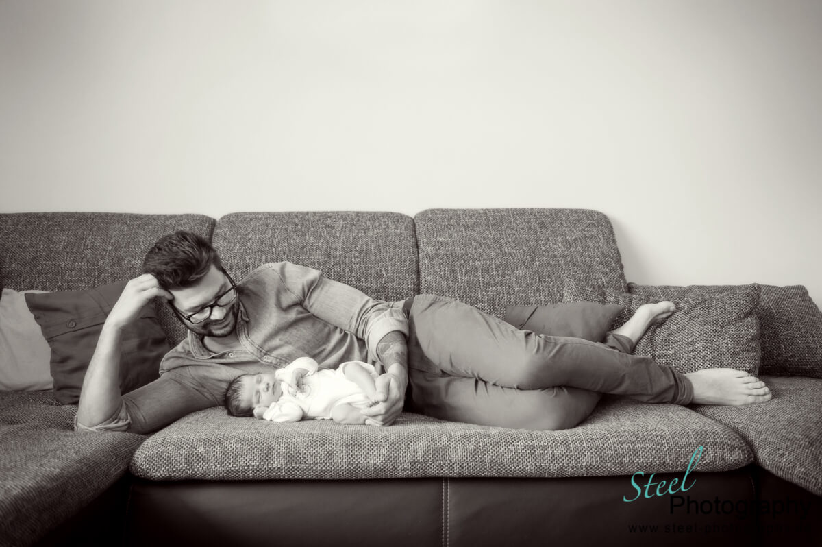 Baby mit Papa auf dem Sofa