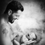 Papa mit Baby in Schwarz Weiß