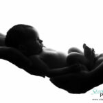 Baby in den Armen der Eltern von Steel Photography