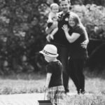 Bilder einer Familie im Garten