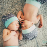 Zwei Babys kuscheln miteinander