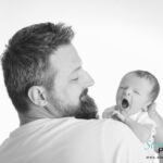 Papa mit Baby in Schwarz Weiß