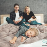 Familie auf dem Bett