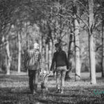 Familie spaziert durch den Park