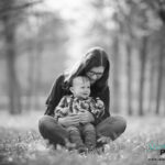 Mama mit Kind sitzend im Park