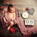 Baby liegend in Schale mit Geburtsdaten