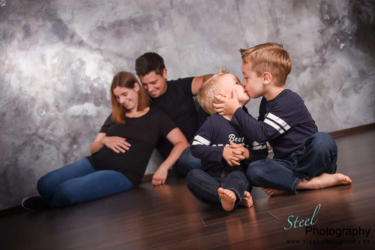 Babybauchfoto mit Familie