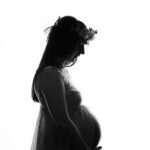 Babybauchfoto vor weißem Hintergrund