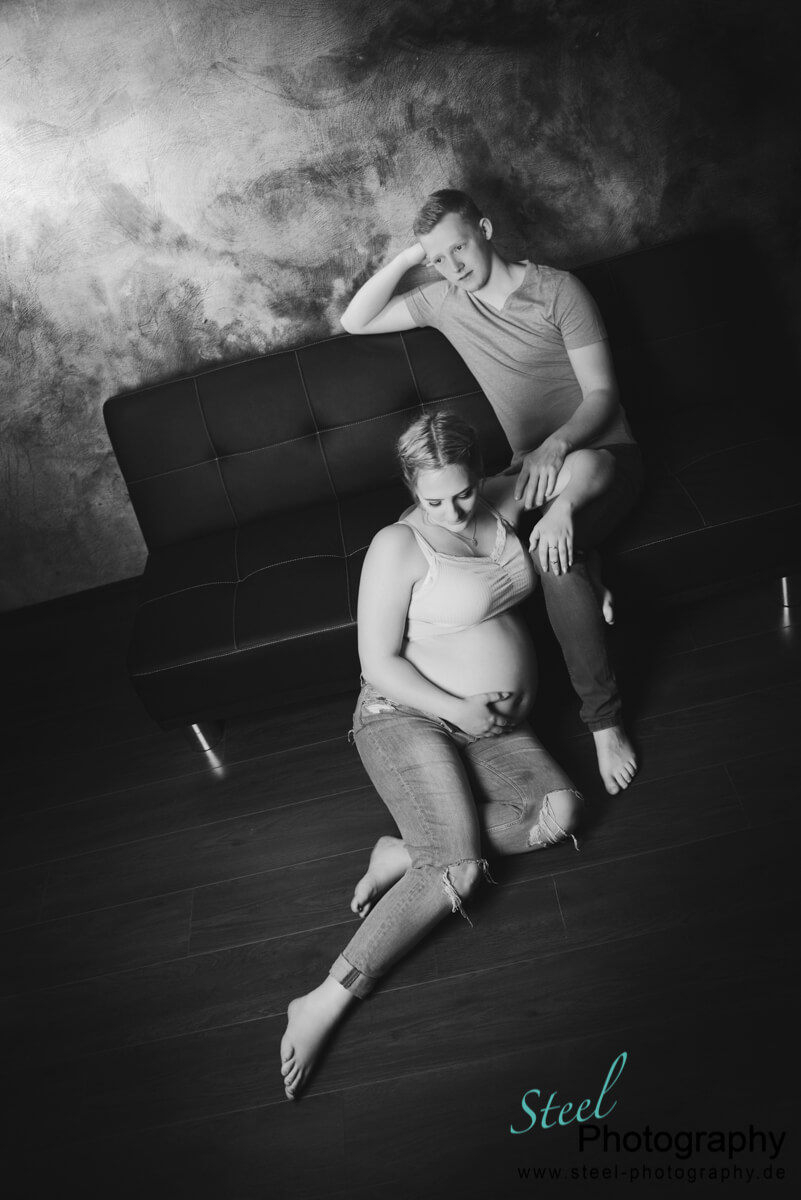 Schwangere mit Partner sitzend