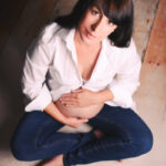 Babybauchfoto im sitzen