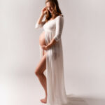Schwangere stehend im Fotostudio