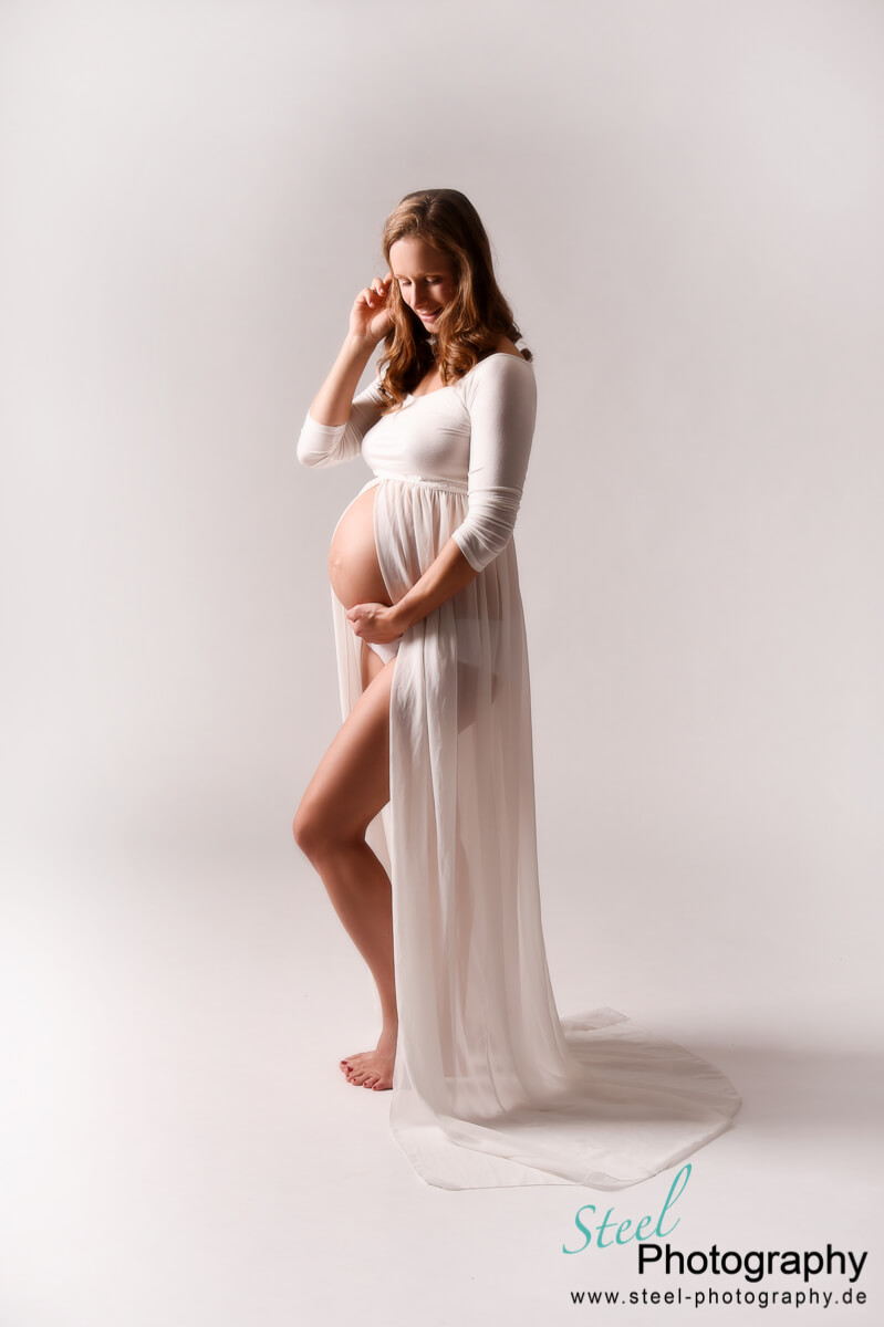 Schwangere stehend im Fotostudio