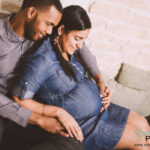 Paar schaut auf den Babybauch