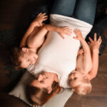 Mama mit Geschwistern im Arm