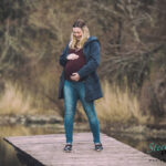 Babybauchfoto am Weiher
