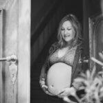 Babybauchfoto an der Tür
