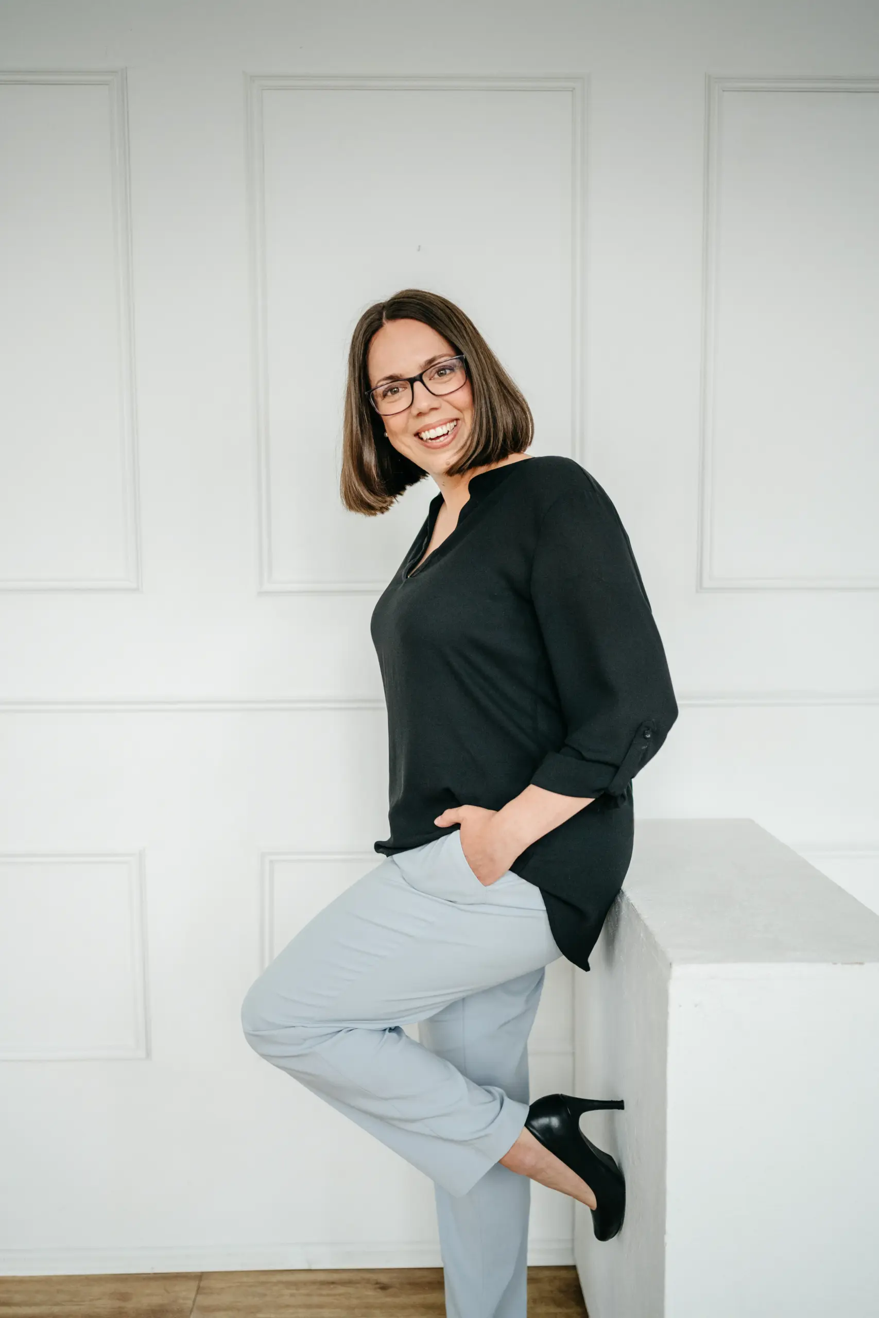 Frau beim Business Shooting in Ansbach angelehnt an einer Treppe