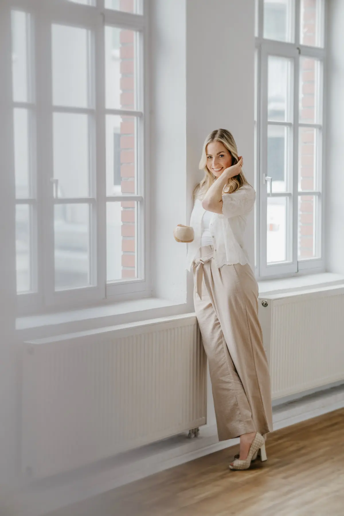 Geschäftsfrau beim Shooting in Ansbach in einem Loftstudio am Fenster stehend.