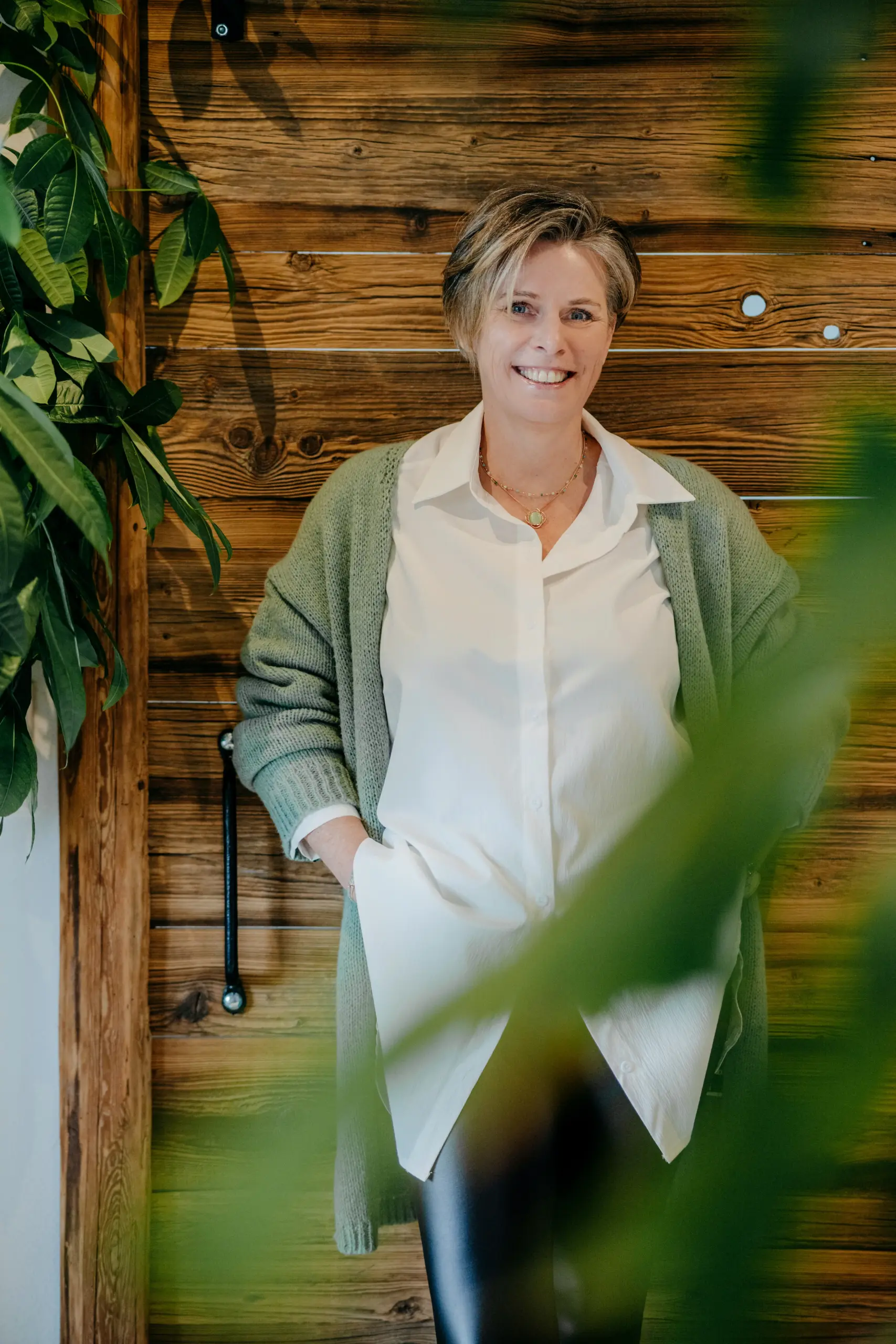Businessfrau beim Personal Branding Shooting in Ansbach lehnt entspannt an einer Tür