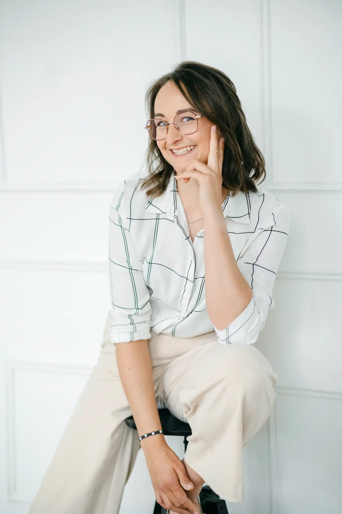 Lächelnde Frau mit Brille im hellen Outfit bei einem Personal Branding Portrait in Ansbach