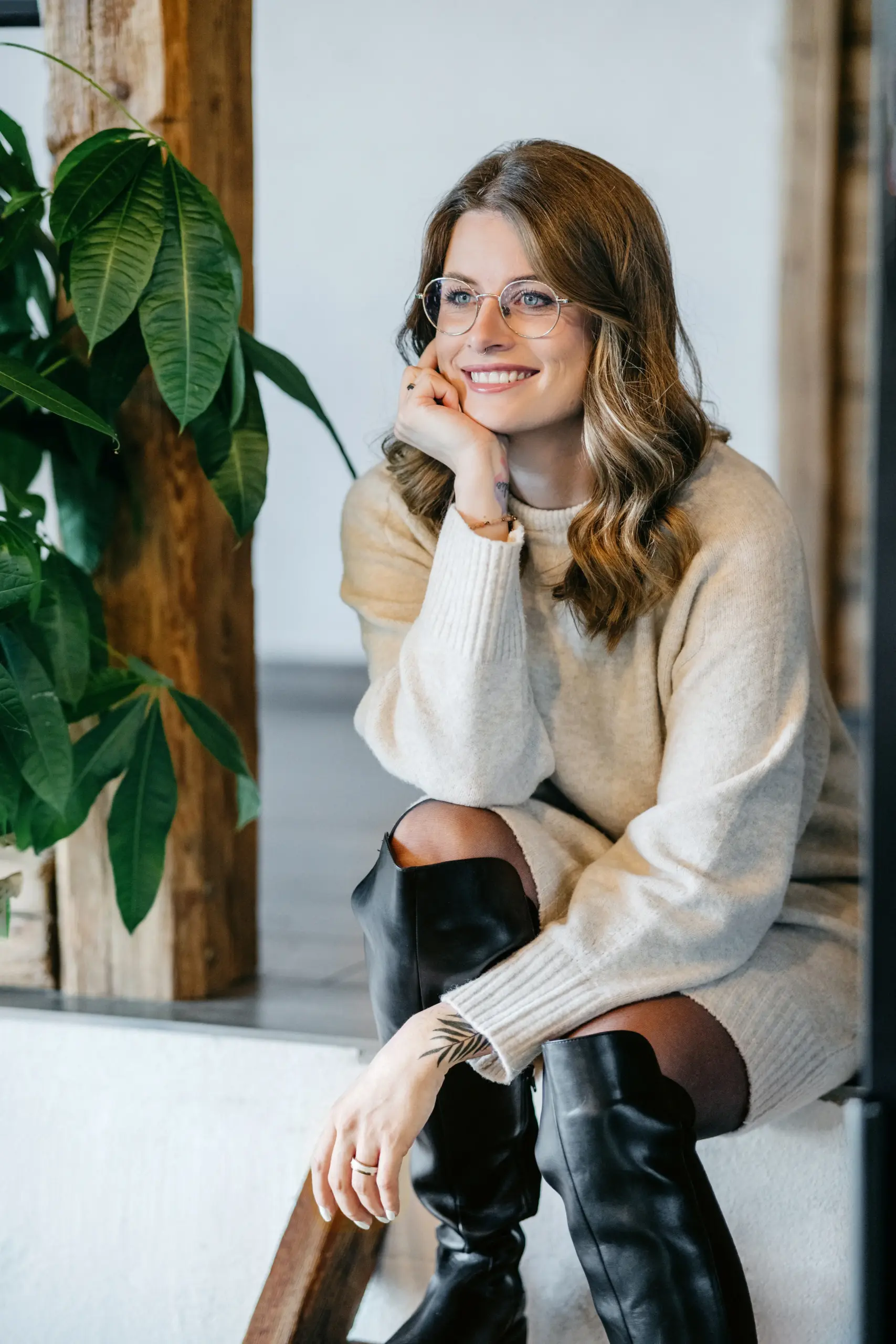 Frau bei Personal Branding Shooting in Ansbach lacht und sitzt auf einer Treppe