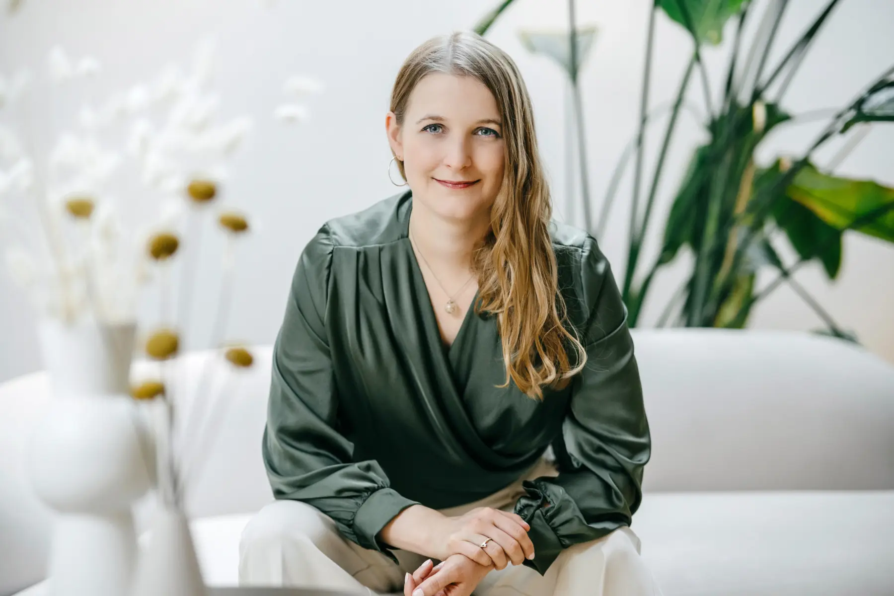 Frau im sitzend im Büro auf einem Sofa beim Personal Branding Shooting in Ansbach